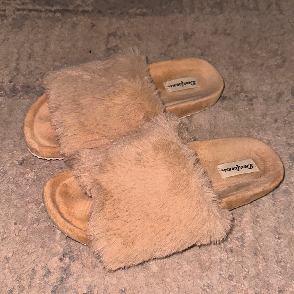 Dearfoam fluffy slippers size 7